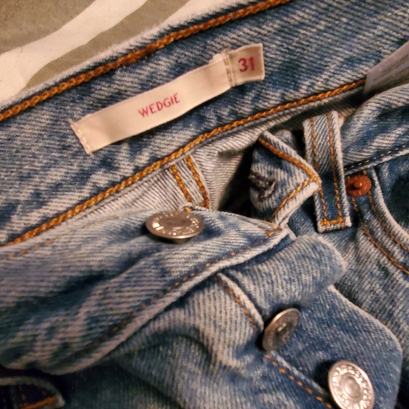 Levi's wedgie high rise cropped jeans size 31 - Picture 3 of 3